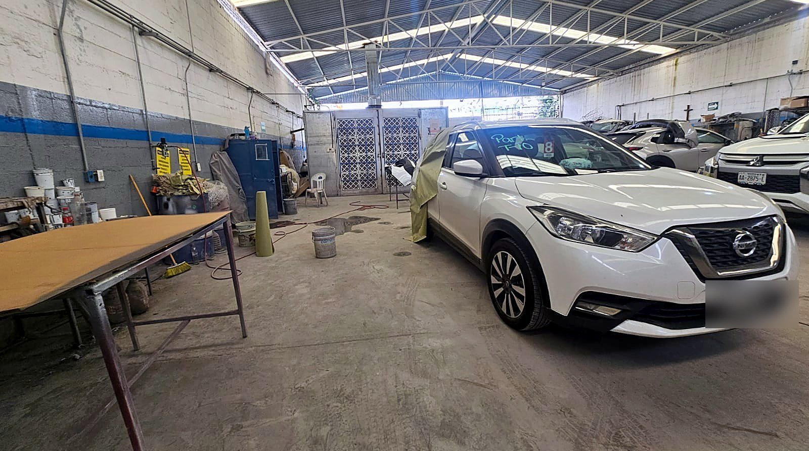 Nave de Taller RAI con un auto blanco en reparación en Aguascalientes