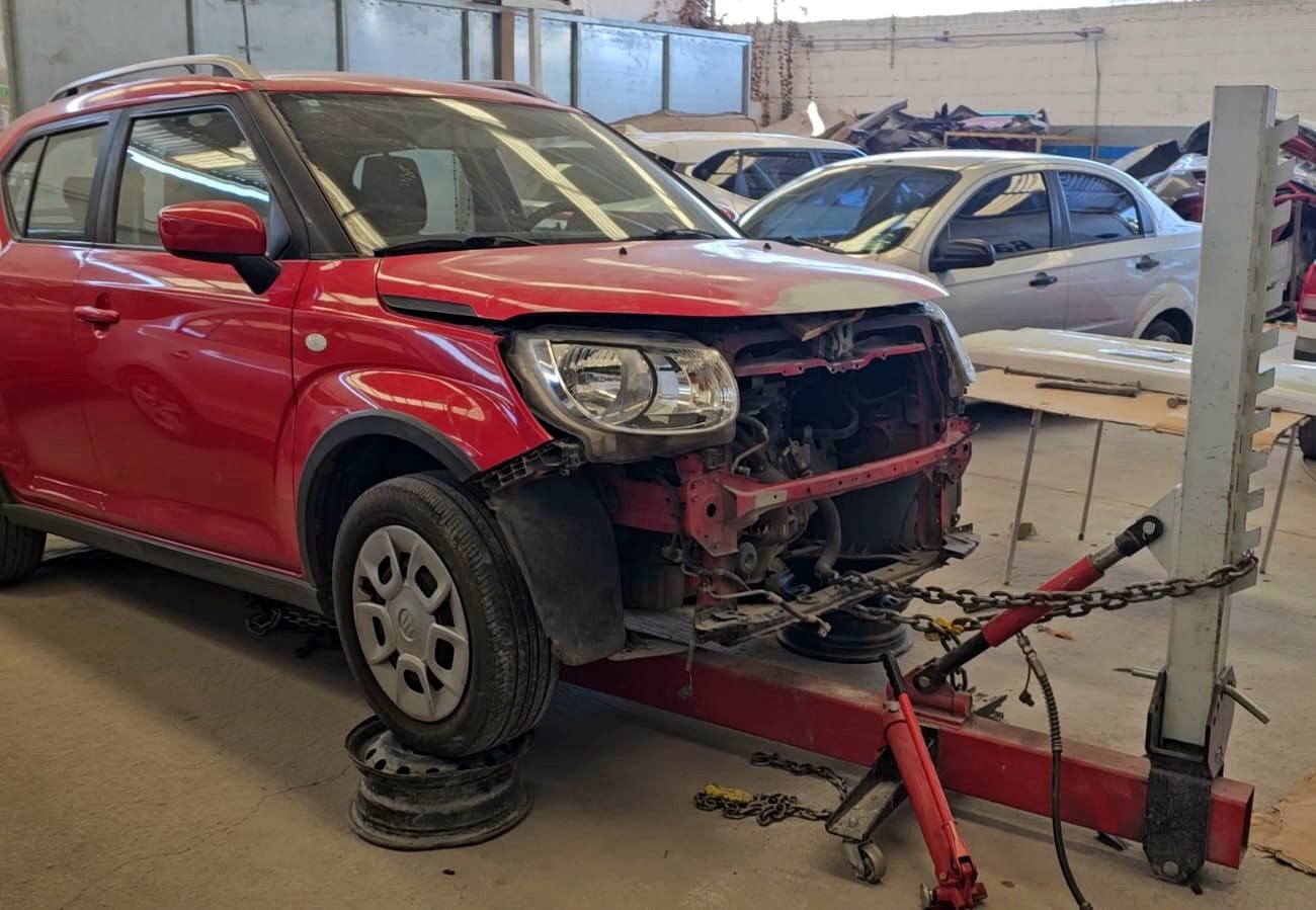 Camioneta en bancada con torre de estiraje para enderezado de chasis