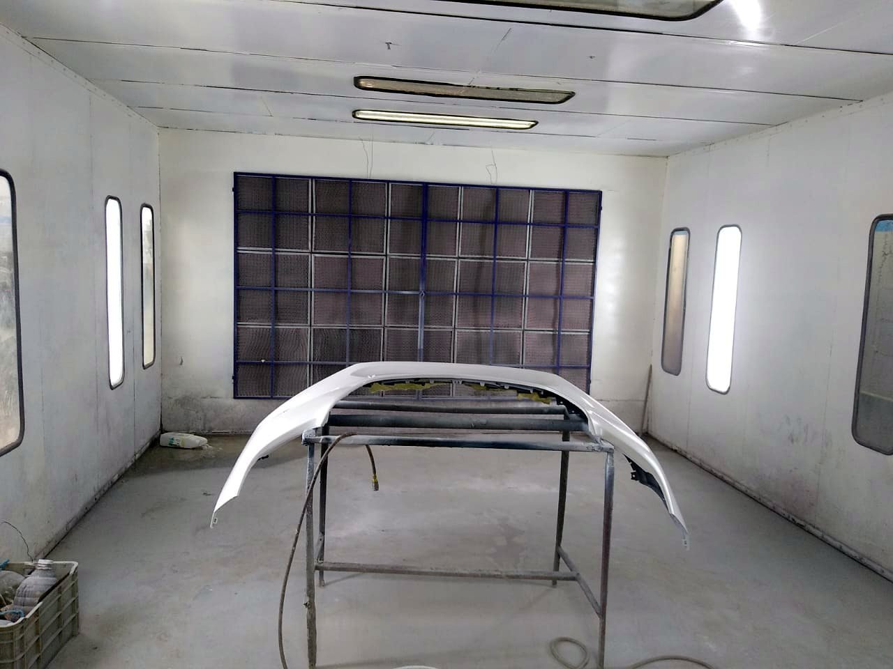 Interior de cabina de pintura presurizada con una defensa recién pintada