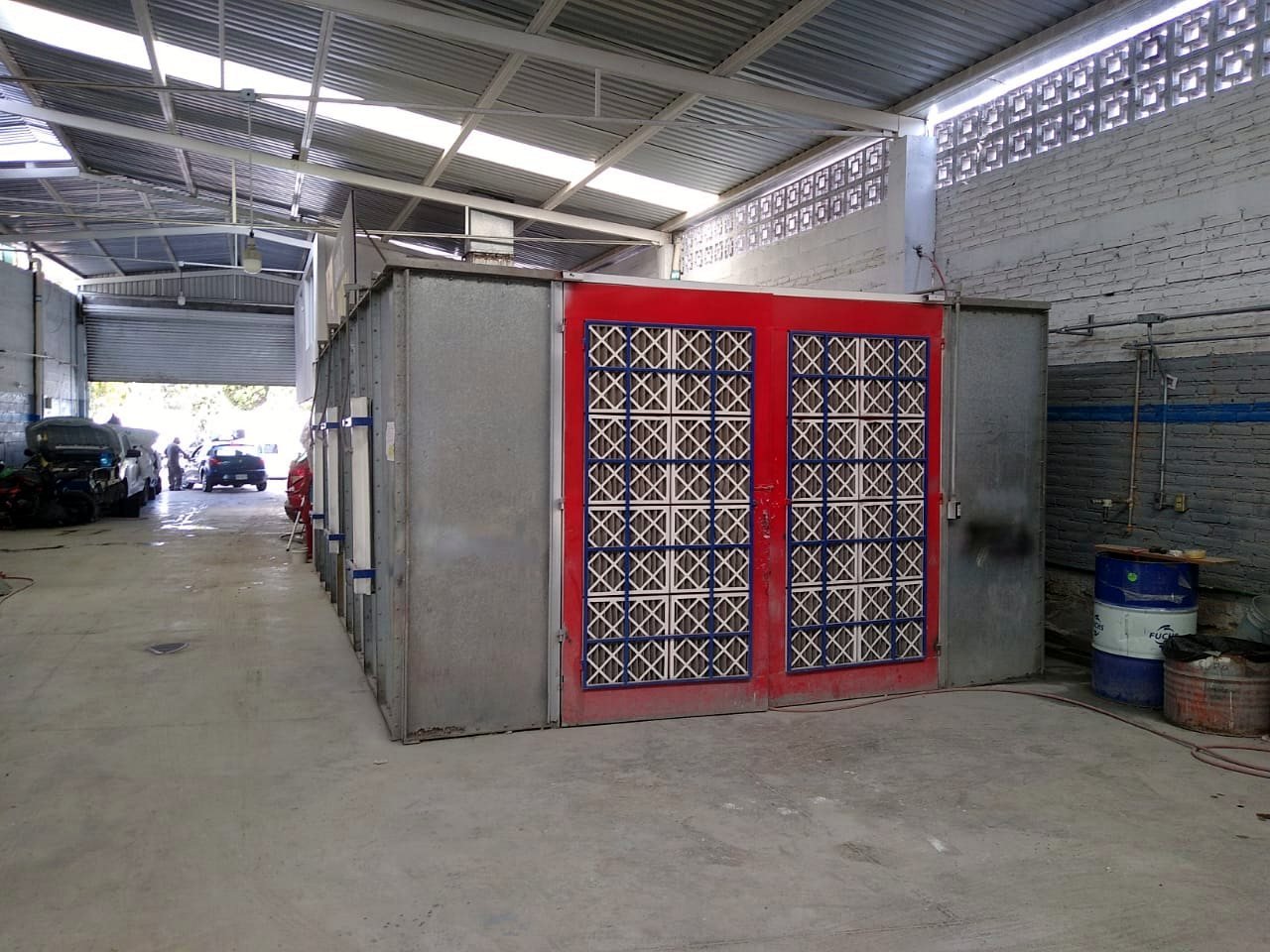 Cabina de pintura con puertas de filtros en la nave
