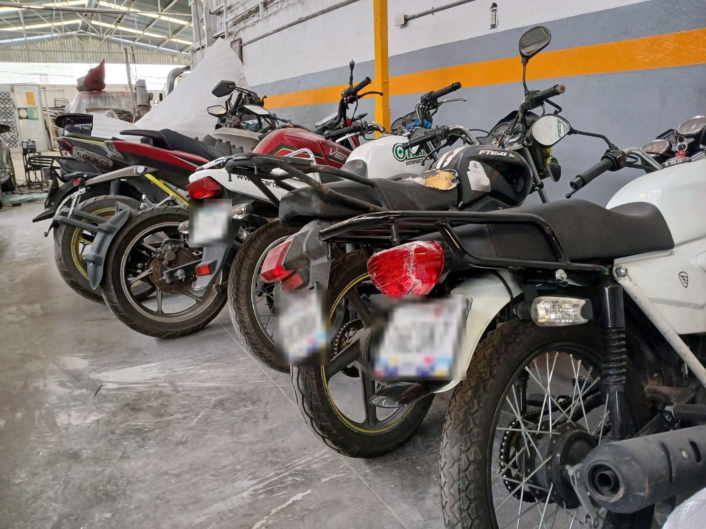 Motocicletas en reparación dentro del taller