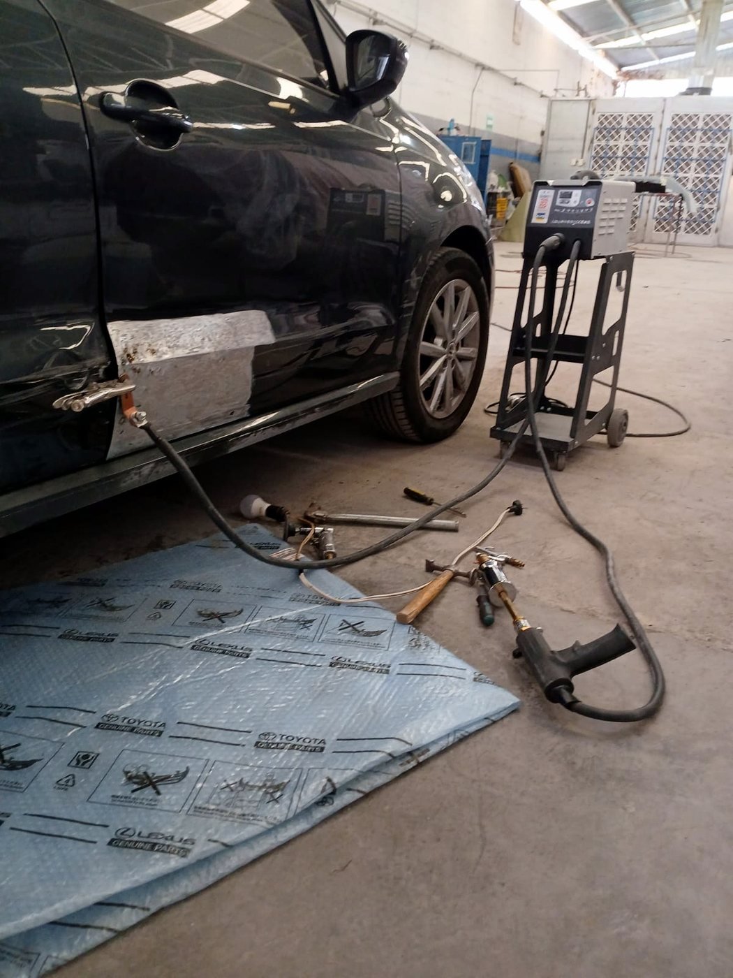Desabollado de puerta con extractor electromecánico
